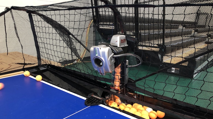 Le robot est plein de balles de ping-pong prêtes à être lancées. 