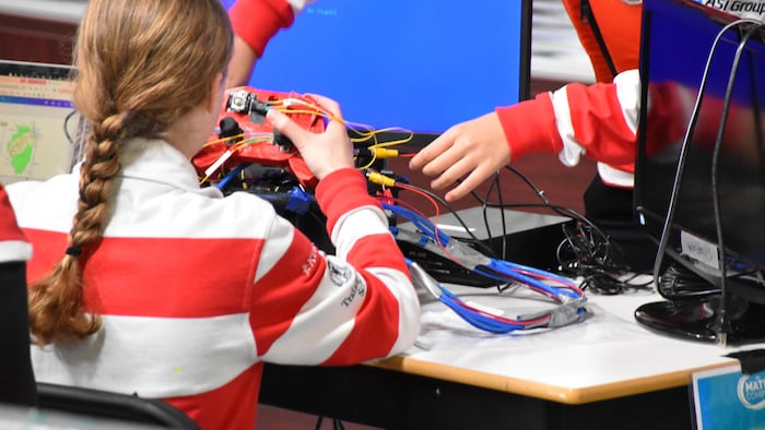 Des jeunes en train de fabriquer des robots.