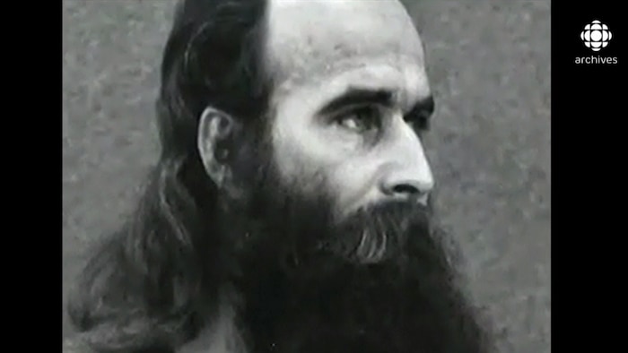 Photo du gourou à la barbe très longue.