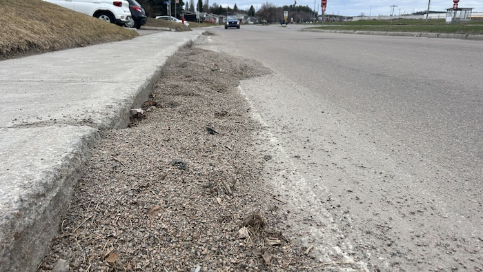 Des amoncellements de roches sur le bord de la rue.
