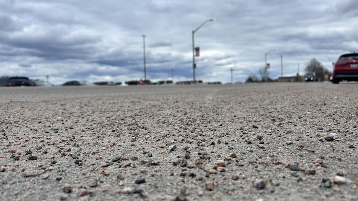 De petites roches dans la rue.