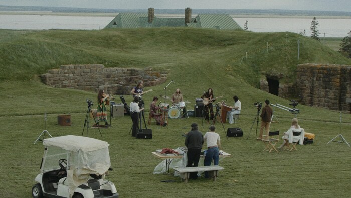 Des musiciens jouant dans les ruines du Fort Beauséjour. 