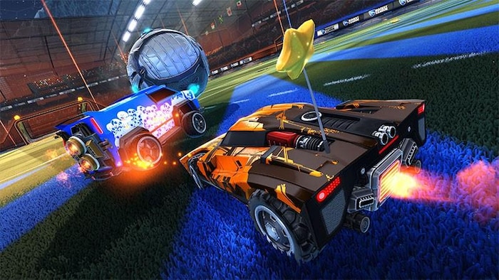 Capture d'écran du jeu Rocket League, où des voitures jouent au soccer. 
