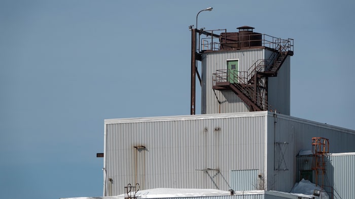 Une partie du toit d'une usine.