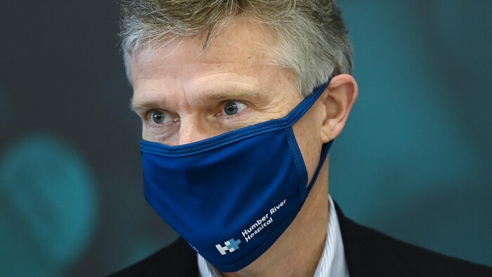 L'ex-ministre des Finances Rod Phillips distribue du café et des pâtisseries aux employés de l'Hôpital Humber River en novembre 2020.
