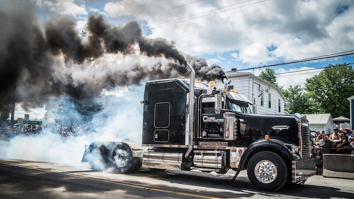 Un gros camion produit de la fumée.