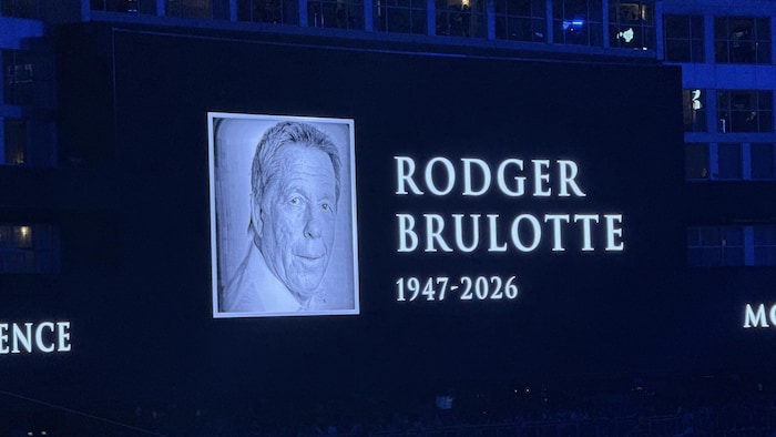 Les Blue Jays ont conclut leur cérémonie d'avant-match avec un hommage à Rodger Brulotte.