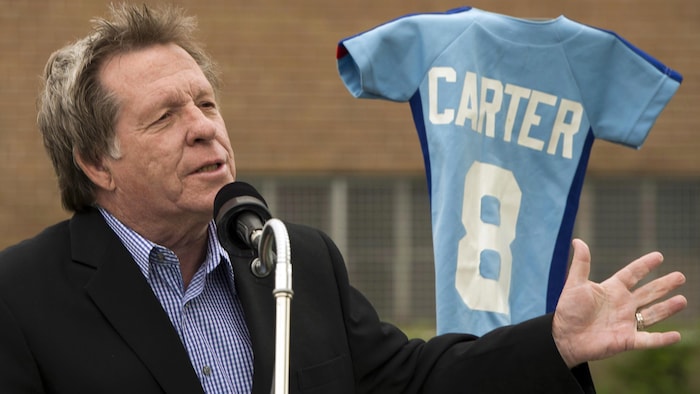  L'ancien commentateur des Expos, Rodger Brulotte, s'adresse aux journalistes après que la ville de Montréal a rebaptisé la rue Faillon, située devant l'ancien stade des Expos, le parc Jarry, en rue Gary Carter, en l'honneur de l'ancien joueur des Expos intronisé au Temple de la renommée, Gary Carter, le mardi 21 mai 2013 à Montréal. 