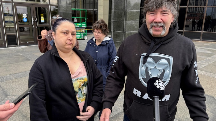Rodney Leger et Chantal Boudreau à la sortie du palais de justice de Moncton.