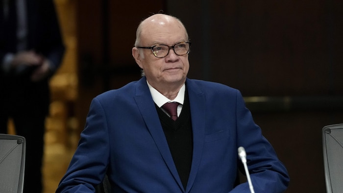 Rodrigo Malmierca Diaz assis derrnière un micro.
