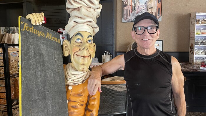 Roger Bernard dans son café à Port Hope.