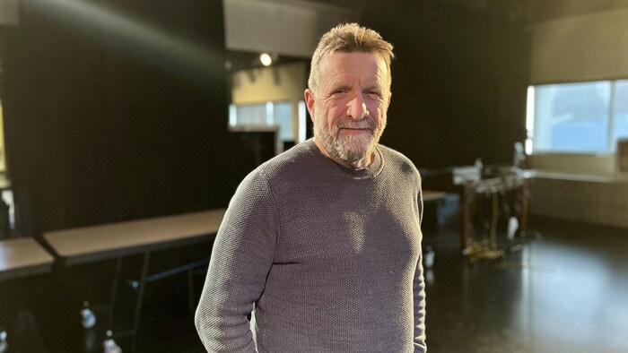 Roger Léger dans une salle de répétition du Centre du Théâtre d'Aujourd'hui.