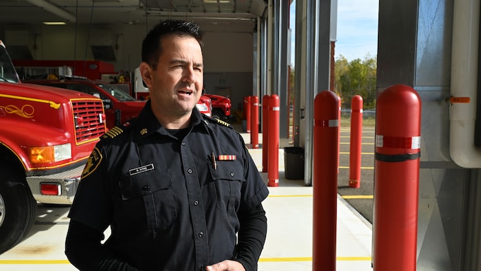 Un pompier dans une caserne. 