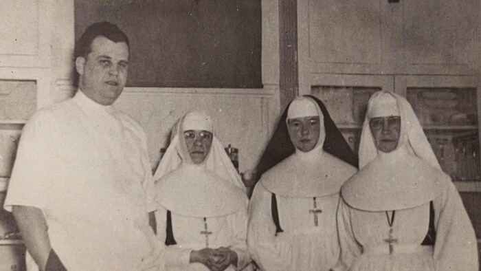Un homme et trois religieuses.