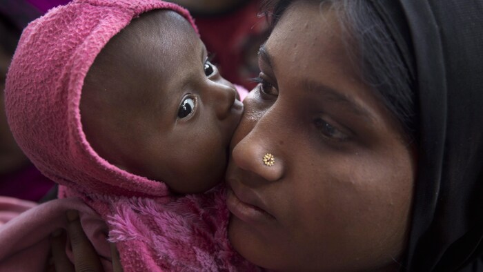 Une réfugiée rohingya et son enfant dans un camp au Bangladesh