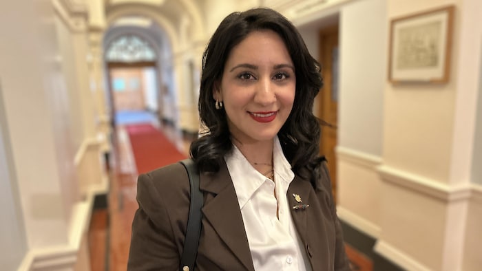Rohini Arora dans un des couloirs de l'Assemblée législative de la Colombie-Britannique.