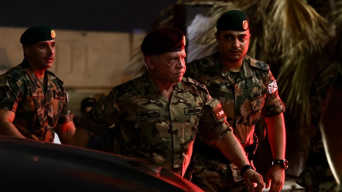 Le roi de la Jordanie en habit militaire.