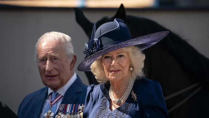 Le roi Charles III et la reine consort Camilla regardent au loin.