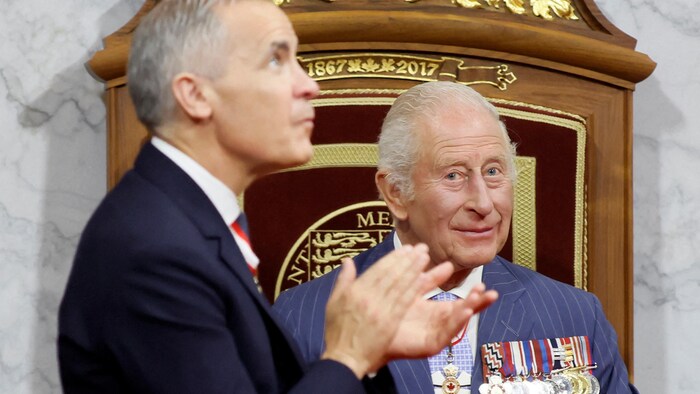 M. Carney applaudissant devant le roi.