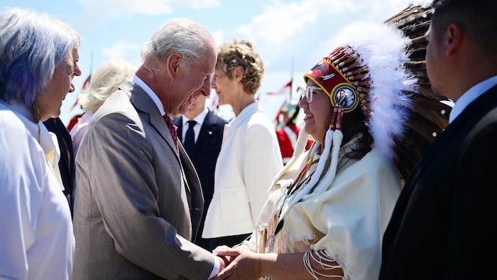 Le roi Charles salue Cindy Woodhouse.