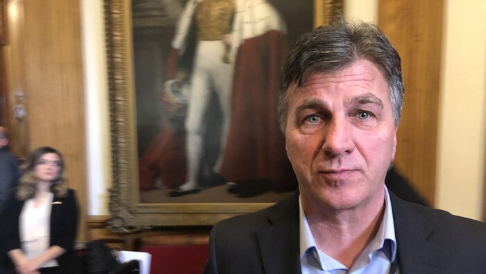 Le maire du Bouctouche, Roland Fougère, vu de face devant un cadre d'époque, le jour du dépôt du deuxième budget de Blaine Higgs, le 10 mars 2020.