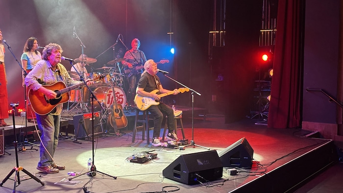 Chanteurs sur une scène.