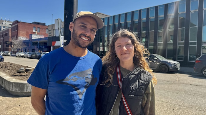 Romain Richard et Michelle Peras sourient à la caméra dans une rue de Sudbury.