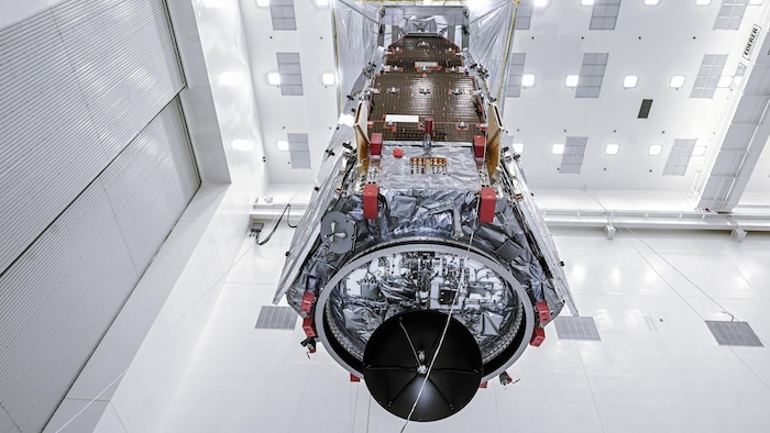 Des techniciens utilisent une grue pour soulever le télescope spatial Nancy-Grace-Roman.