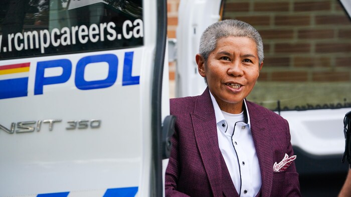 Romana Didulo, « reine du Canada » autoproclamée et leader de la secte du Royaume du Canada, arrive au palais de justice de Swift Current, en Saskatchewan, le 8 septembre 2025.