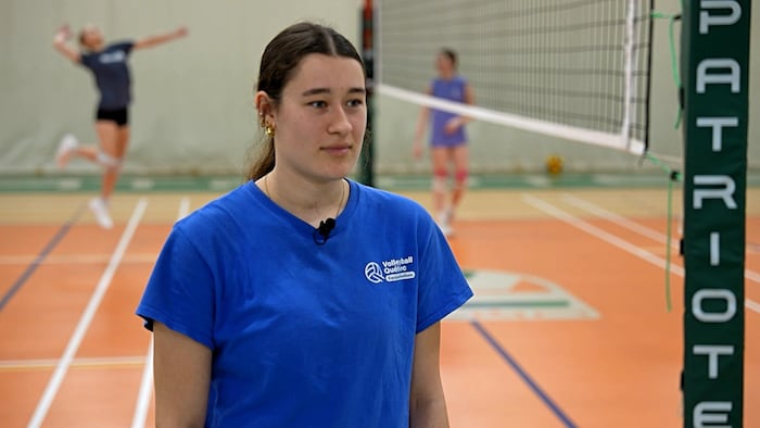 Romy Marcoux sur un terrain de volleyball.