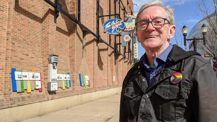 Ron Byers pose dans une rue d'Edmonton.