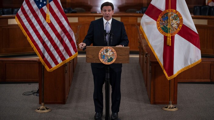 Le gouverneur de Floride Ron DeSantis répond aux questions des médias dans le Cabinet de Floride après son discours sur l'état de son État.