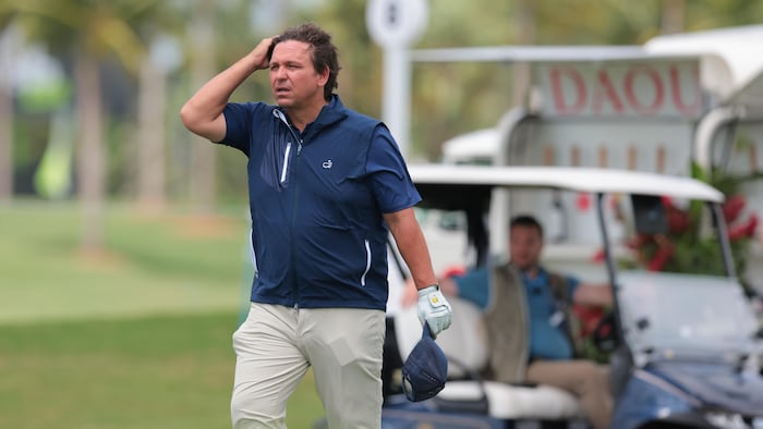 3 avril 2025 ; Miami, Floride, États-Unis ; le gouverneur de Floride, Ron DeSantis, réagit alors qu'il se dirige vers le départ du trou n° 9 lors de la partie Pro-Am du tournoi de golf LIV Golf Miami, au Trump National Doral.