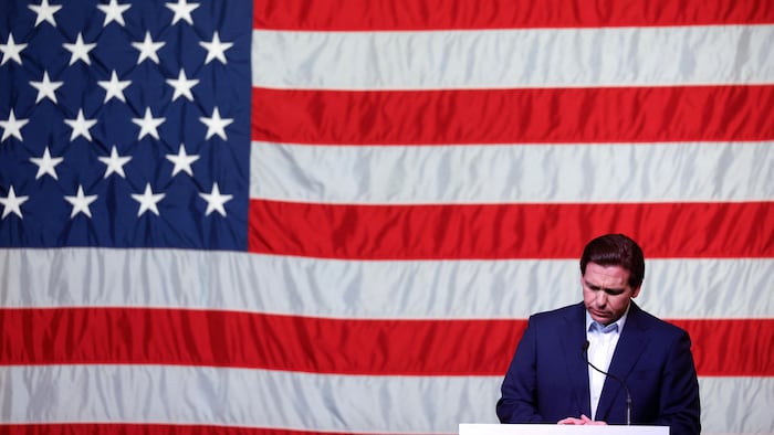 Ron DeSantis s'exprime devant un drapeau américain.