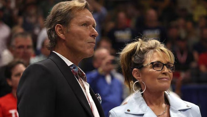 Ron Duguay et Sarah Palin ainsi qu'une foule en arrière-plan
