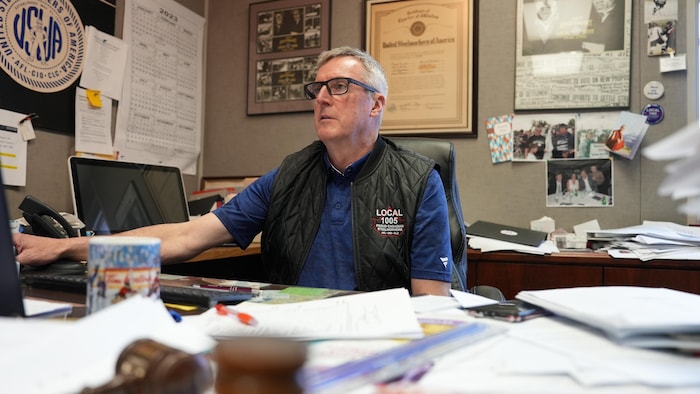 Ron Wells travaillant à son bureau.