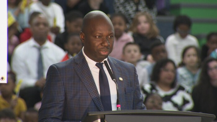 Le directeur général du Conseil des écoles fransaskoises, Ronald Ajavon, lors de l'inauguration de l'École du Parc de Regina, le 20 mars 2026.