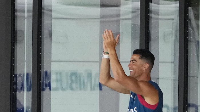 Cristiano Ronaldo applaudit de loin avant son entraînement au parc Centennial de Toronto.