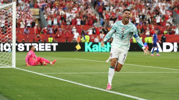 Cristiano Ronaldo crie de joie devant un gardien au sol, après avoir inscrit son tout premier but en phase éliminatoire de la Coupe du monde, à Toronto.