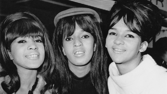 Portrait en noir et blanc des trois membres du groupe de musique The Ronettes. 