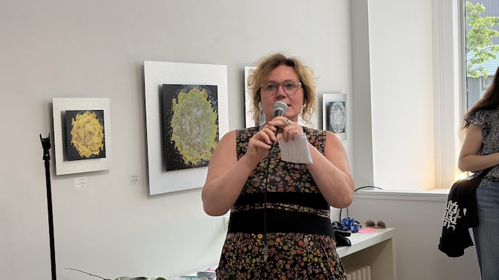 Rosalie Chartier-Lacombe parle au micro dans une galerie d'art.