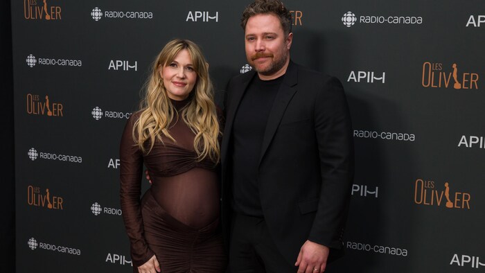 Une femme enceinte pose avec un homme.