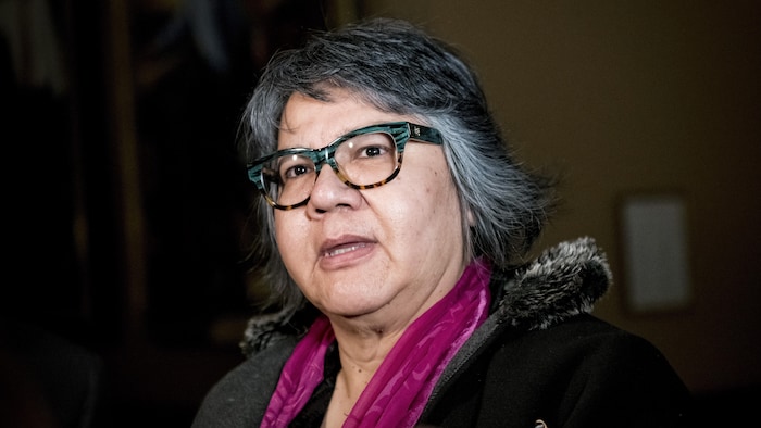 Mme Archibald répond aux questions des journalistes.