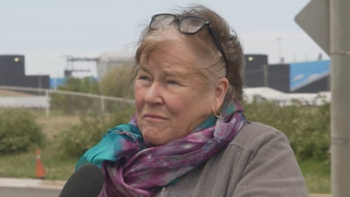 Rosemary Bell porte une écharpe et des lunettes sur sa tête