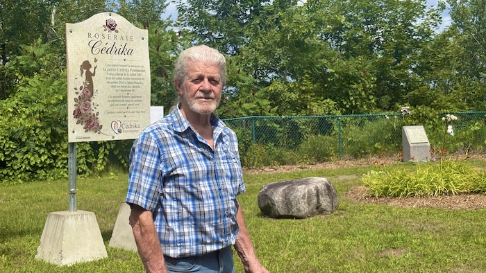 Henri Provencher devant la roseraie.