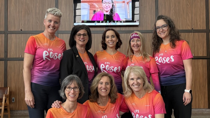 Un groupe de femmes souriantes pose pour la caméra.