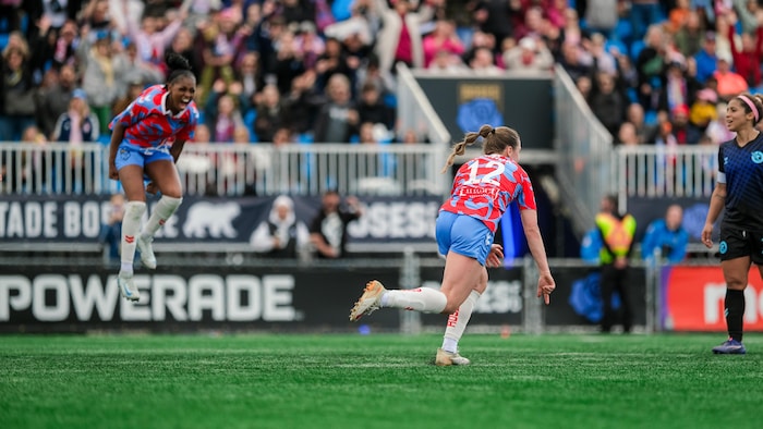 Deux joueuses de shot célèbrent un but.