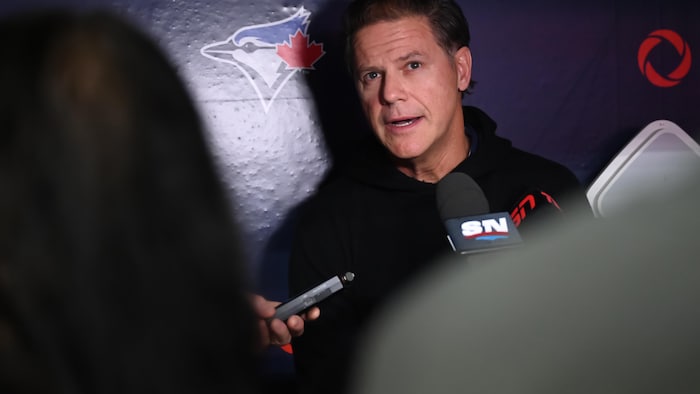 Ross Atkins, rencontre les médias avant le match de baseball de la MLB opposant les Jays aux Guardians de Cleveland, à Toronto, le vendredi 24 avril 2026.