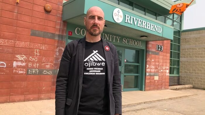 Ross Meacham, directeur de la Riverbend Community School de Winnipeg, devant l’entrée principale de l’école.
