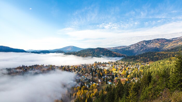 Photo panoramique de la ville de Rossland et des montagnes des environs, à l'automne.